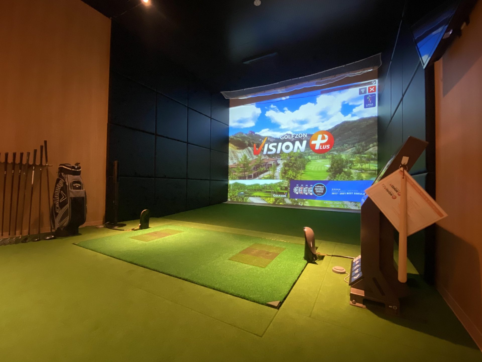 インドアゴルフ体験記 ② VIPルームで悠々ラウンド GOLFZON-VISION